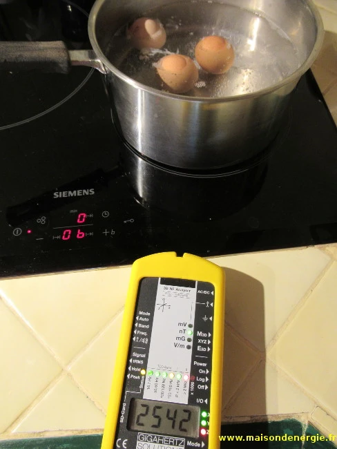 cuisson des œufs sur un foyer à induction