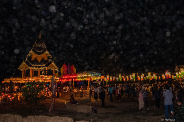 Nombreux orbes lors d'une fête en Thaïlande, à Mae Hong Son