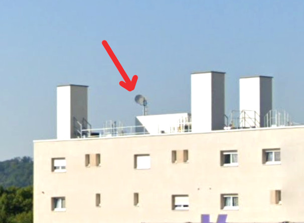 autre exemple d'antennes cachées dans de fausses cheminées - Image Google Street View