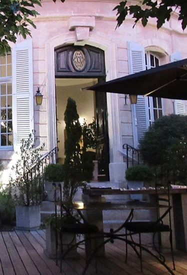 Entrée du château du Marquis de Sade devenu un hôtel-restaurant