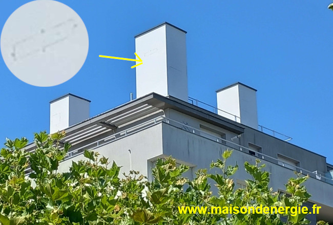 antennes camouflées dans des cheminées avec de discrètes trappes de visite vissées sur les côtés
