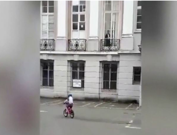 vidéo publiée sur Internet d'une apparition fantomatique au style victorien derrière la fenêtre de l'Oldway Mansion