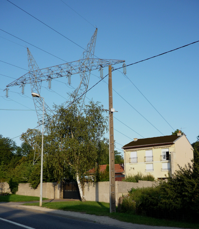 maison juste sous une ligne à 400 000 V