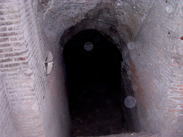 Dans un escalier descendant vers les thermes romains de la ville de Trier, en Allemagne, plusieurs orbes apparaissent au moment de la photo prise au flash