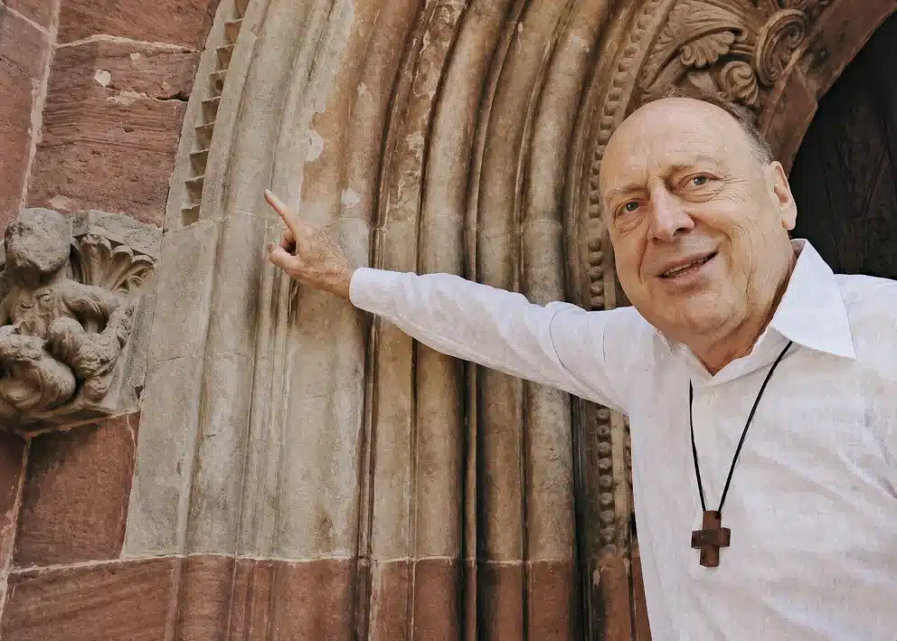 L'abbé Alphonse Liebhard pendant une visite guidée de l'Abbatiale