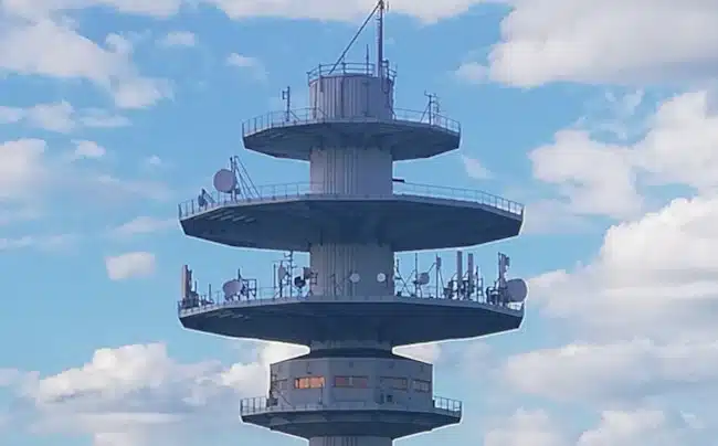 Antenne hertzienne réutilisée en téléphonie mobile