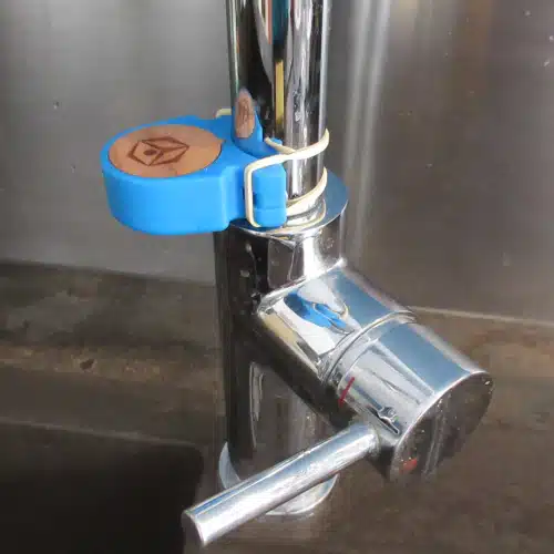 l'AQUA installé provisoirement sur un évier de cuisine