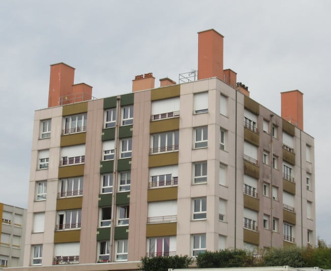 Bâtiment avec les fausses cheminées cachant des antennes 5G - photo 2025