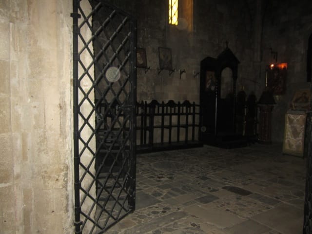 Orbes dans une ancienne chapelle