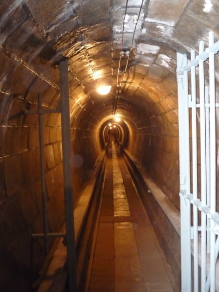 intérieur du fort de Mutzig (Alsace) Des orbes dans une galerie du Fort de Mutzig en Alsace
