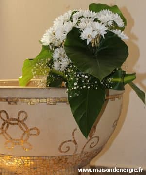 Bouquet de fleurs dans une église