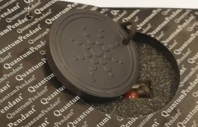Pendentif anti-ondes radioactif