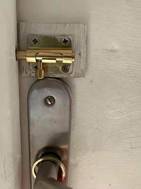 photo de la porte dont le verrou a été mystérieusement ouvert en pleine nuit